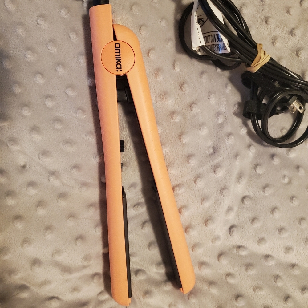 Amika Ceramic Straightener NWOT